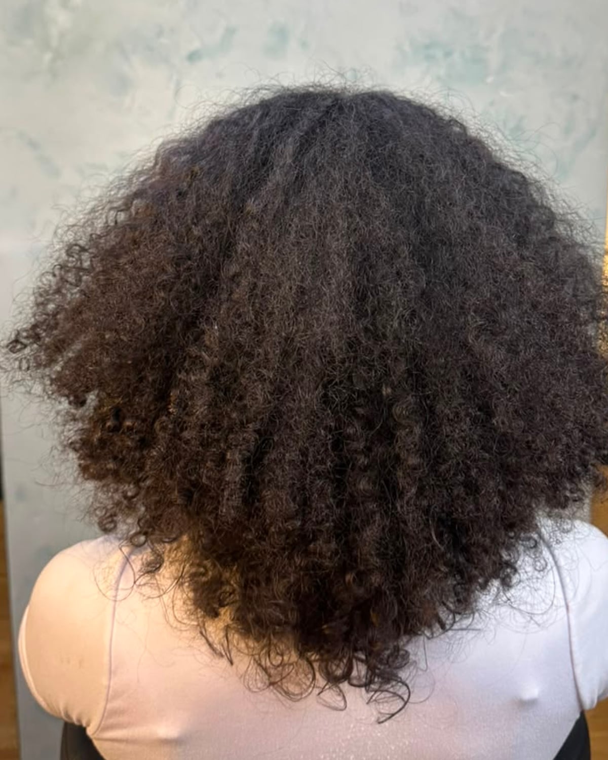 Cabello natural, con volumen y frizz, antes de la Cirugía Capilar Seres Luxe