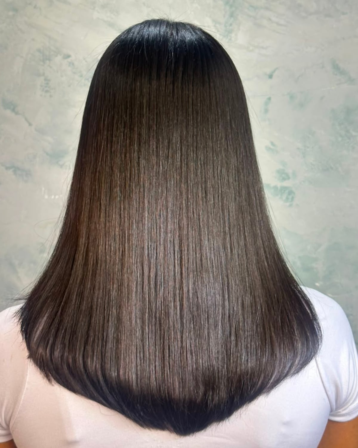 El mismo cabello liso, brillante y sellado después de la Cirugía Capilar Seres Luxe